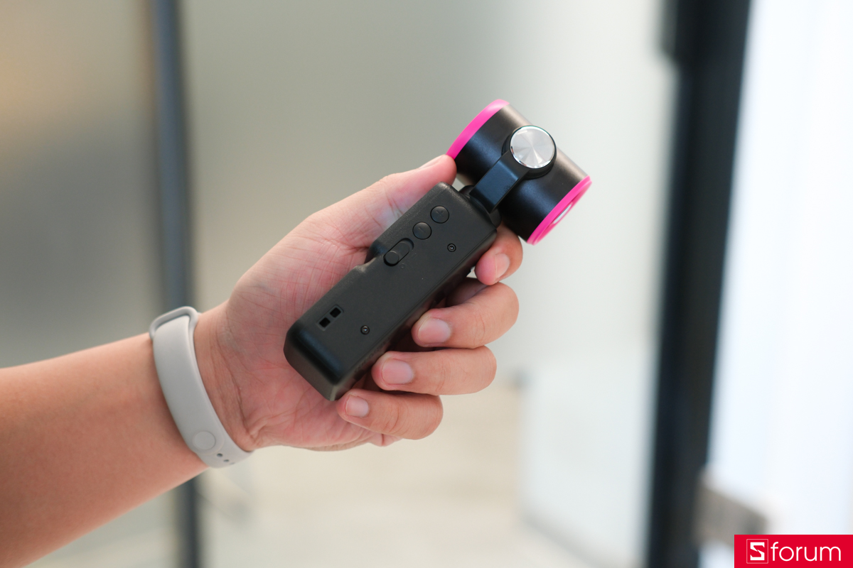 Cạnh bên của GOOJODOQ GFS025 với hệ thống phím bấm điều hướng và tùy chỉnh mức gió