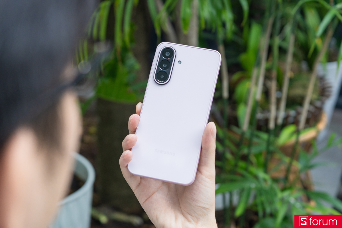 Mặt lưng nhám trên tay Samsung Galaxy A27 5G
