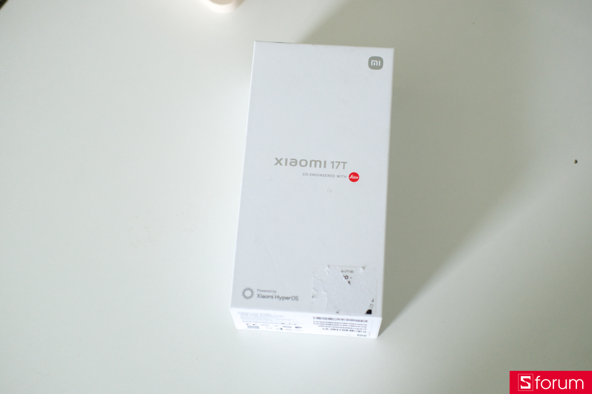 Hộp đựng của chiếc Xiaomi 17T mang tông màu trắng tối giản cùng logo Leica đỏ