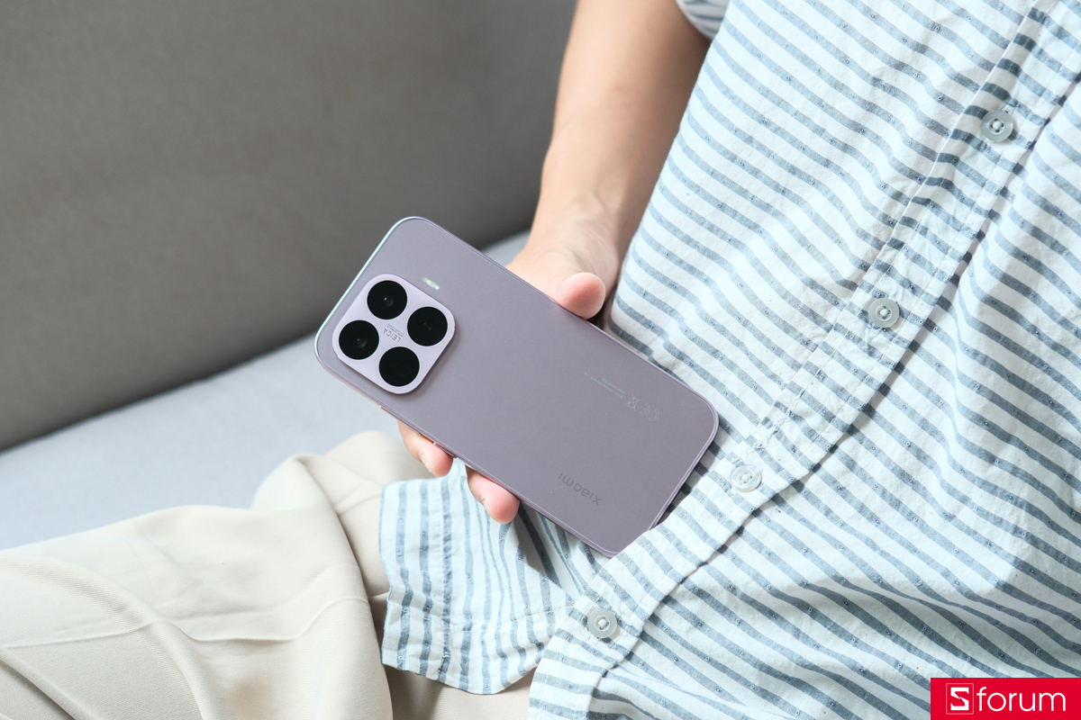 Mặt lưng kính bo cong của Xiaomi 17T mang lại cảm giác cầm nắm ôm tay