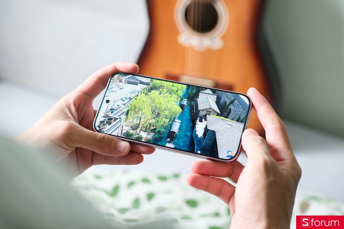 Người dùng đang trải nghiệm hình ảnh sống động trên màn hình 6.59 inch của Xiaomi 17T