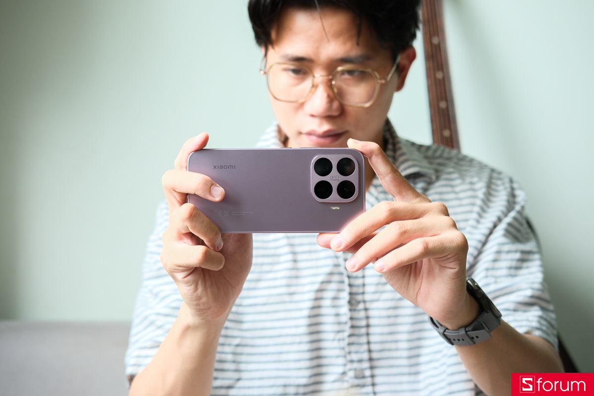 Người dùng đang cầm ngang chiếc Xiaomi 17T để trải nghiệm tính năng chụp ảnh