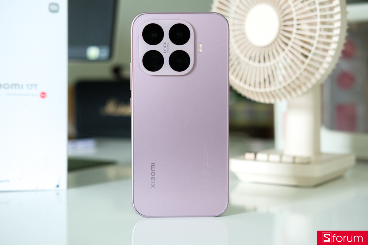 Mặt lưng kính màu tím nhám của điện thoại Xiaomi 17T có khả năng chống bám vân tay