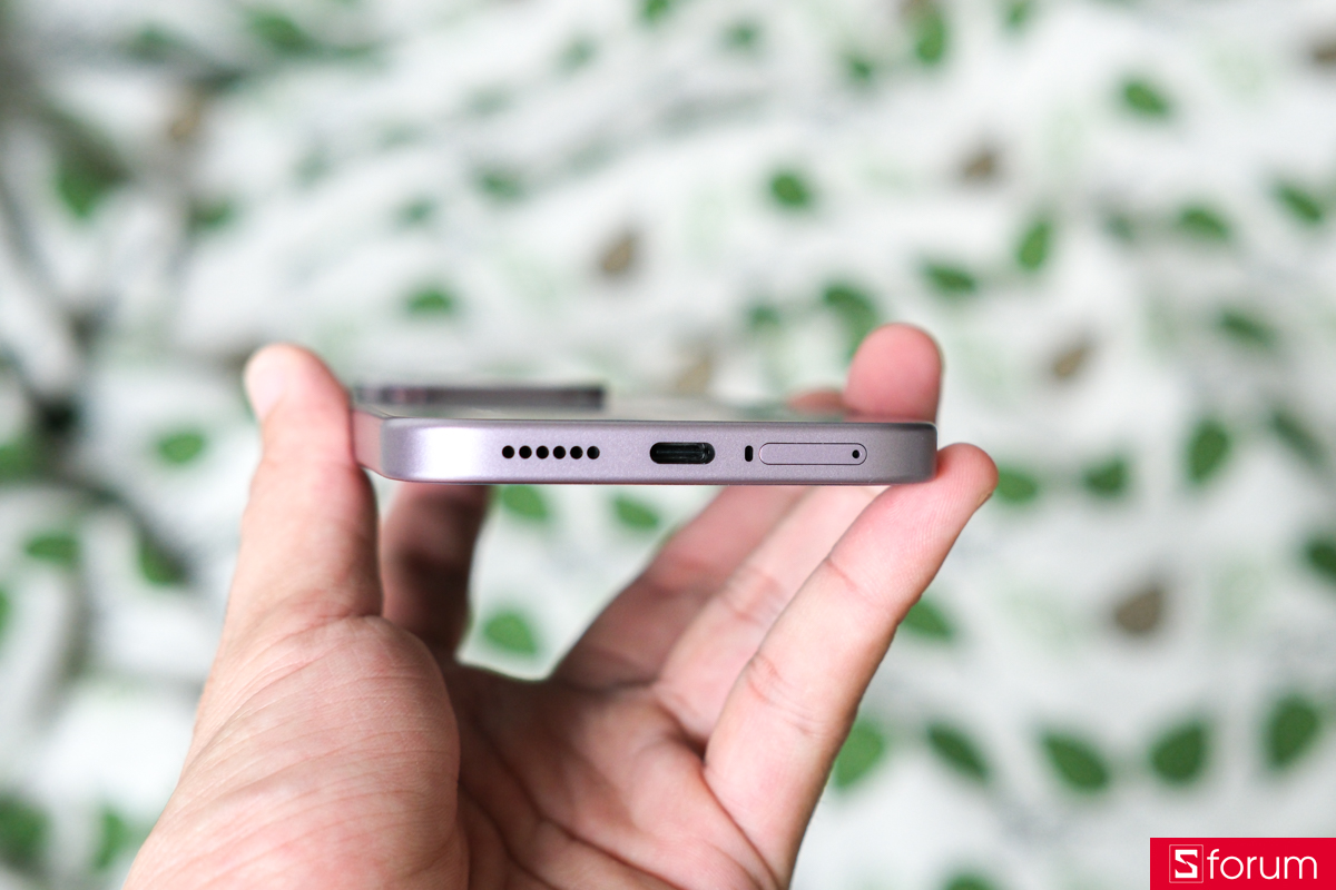 Cạnh đáy của Xiaomi 17T là nơi bố trí cổng sạc, dải loa và khe cắm SIM