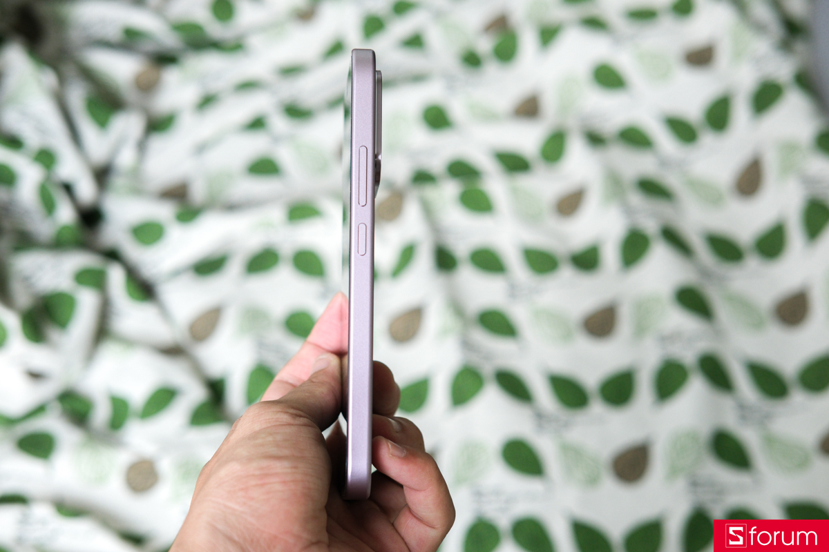 Khung viền nhựa của Xiaomi 17T được gia công liền mạch với các phím cứng