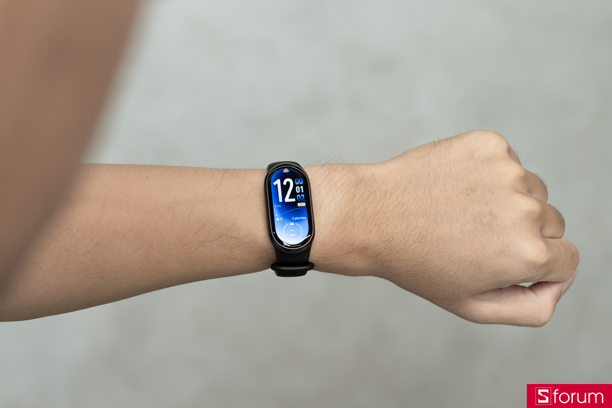 Xiaomi Mi Band 11 đeo trên cổ tay với thiết kế nhỏ gọn