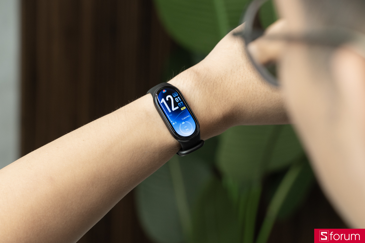 Màn hình AMOLED Xiaomi Mi Band 11 hiển thị rõ trên cổ tay