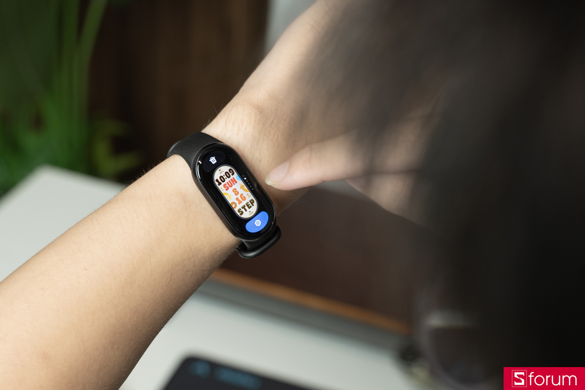 Mặt đồng hồ Xiaomi Mi Band 11 hiển thị trên cổ tay