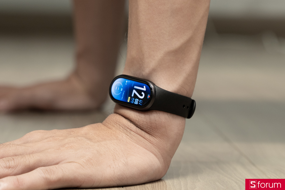 Xiaomi Mi Band 11 với dây đen và màn hình AMOLED dạng viên nhộng