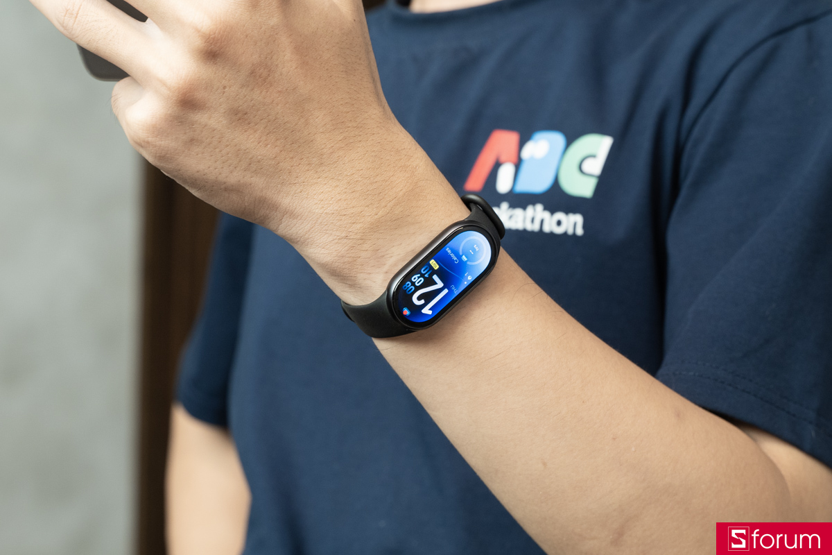 Thiết kế mỏng nhẹ của Xiaomi Mi Band 11 khi đeo trên tay