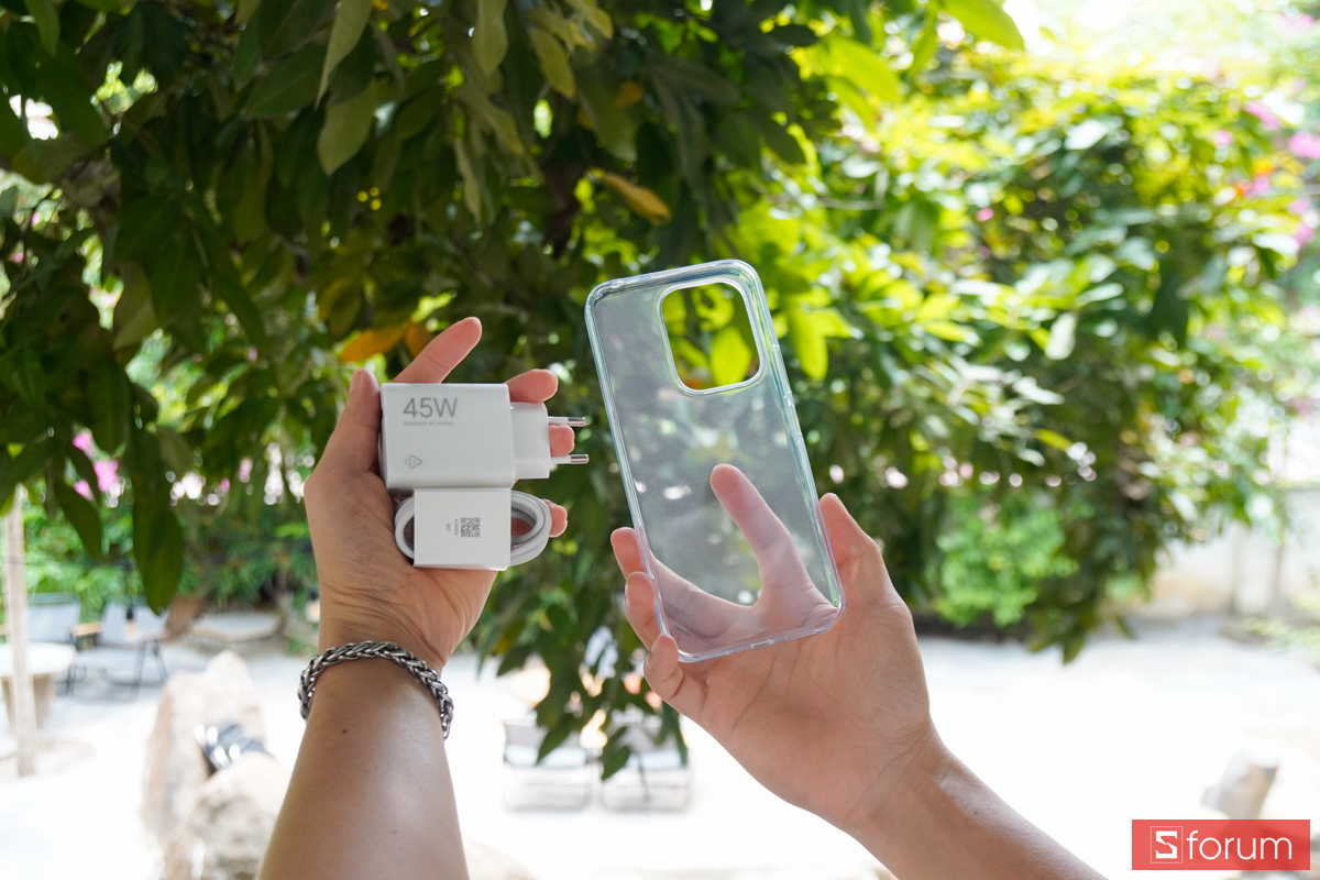 Trên tay Xiaomi Redmi 17 phụ kiện gồm củ sạc 45W, cáp sạc và ốp lưng trong suốt