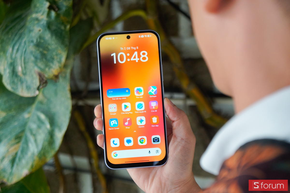 Màn hình Xiaomi Redmi 17 hiển thị màn hình chính ngoài trời nắng