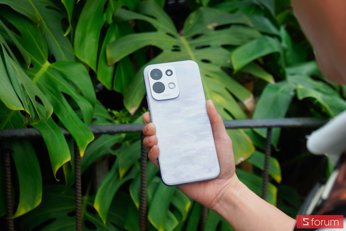 Cận cảnh cụm camera và đèn LED RGB trên Xiaomi Redmi 17