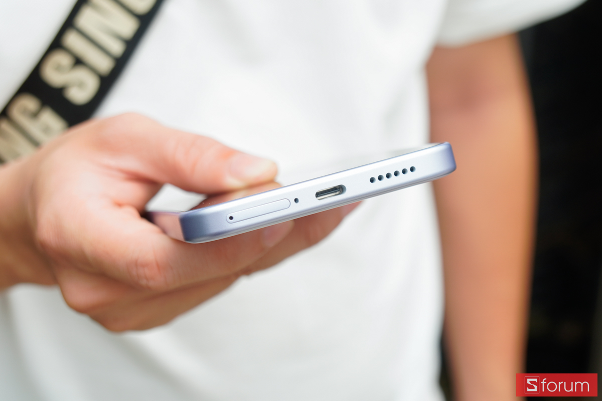 Cạnh dưới Xiaomi Redmi 17 với cổng sạc USB Type-C