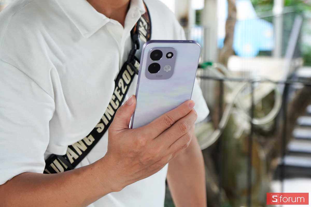 cầm Xiaomi Redmi 17 trên tay, lộ mặt lưng ánh xà cừ