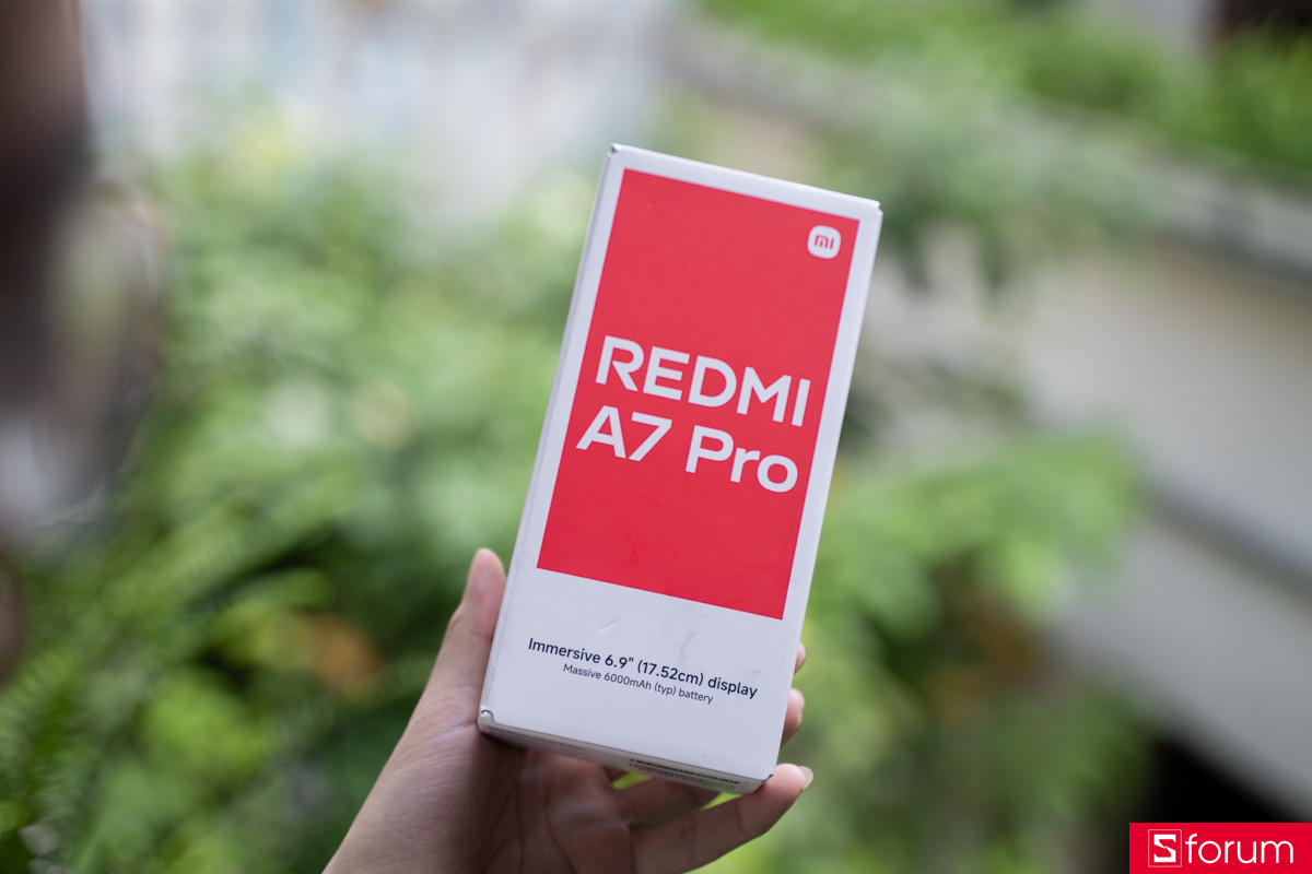Hộp đựng Xiaomi Redmi A7 Pro với tông màu trắng đỏ tối giản