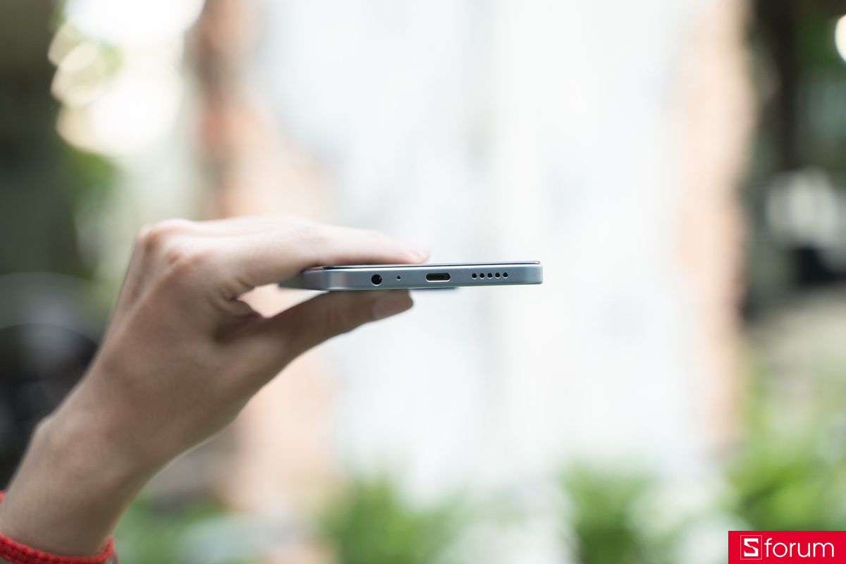 Jack tai nghe 3.5mm nằm ở cạnh trên của Xiaomi Redmi A7 Pro