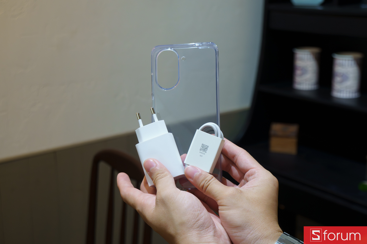 Củ sạc 15W và cáp sạc USB Type-C đi kèm trong hộp Xiaomi Redmi A7