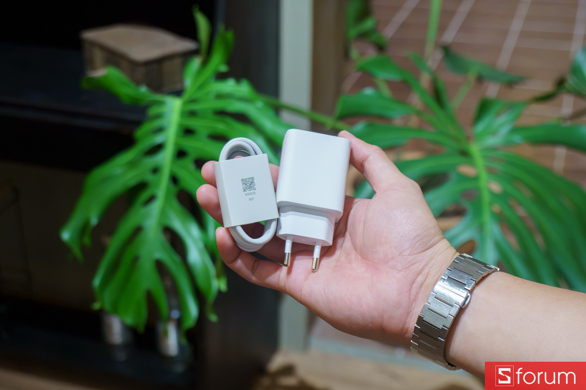 Củ sạc 15W và cáp sạc USB Type-C đi kèm trong hộp Xiaomi Redmi A7