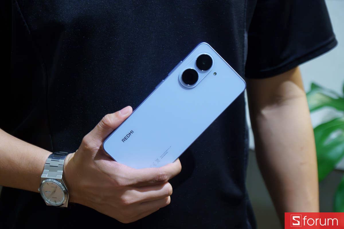 Cầm trên tay Xiaomi Redmi A7 phiên bản màu xanh trẻ trung và mỏng nhẹ