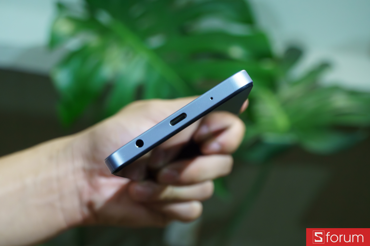 Cạnh dưới Xiaomi Redmi A7 với cổng sạc USB Type-C, dải loa và mic thoại