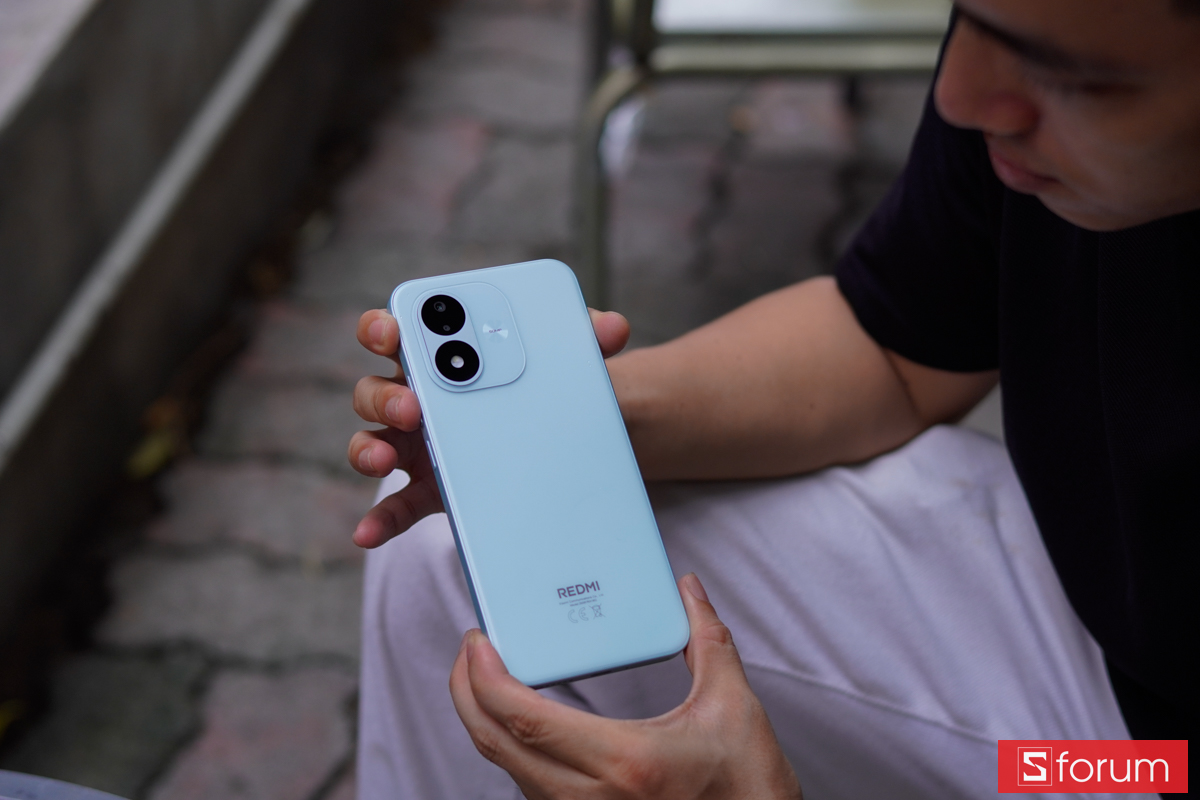 Mặt lưng màu xanh của Xiaomi Redmi Note 17 5G khi cầm trên tay