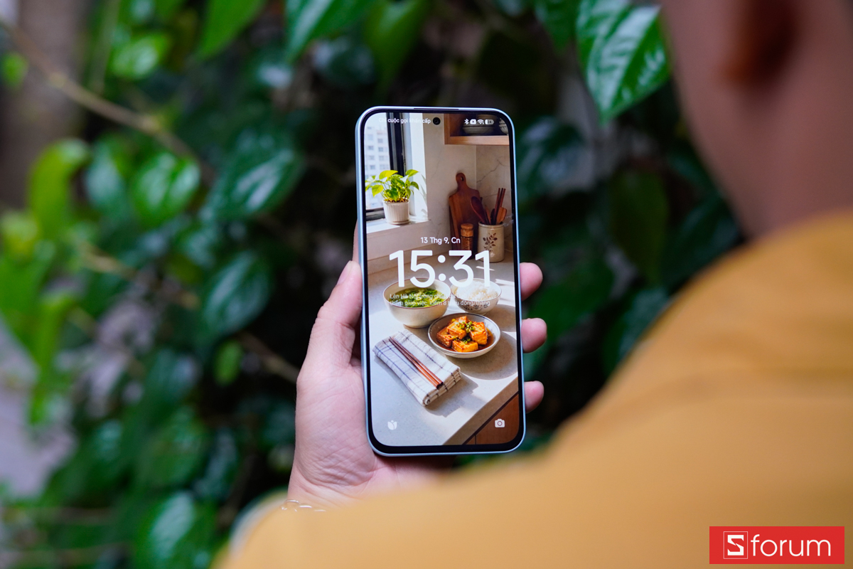 Mặt trước Xiaomi Redmi Note 17 5G với camera đục lỗ ở chính giữa