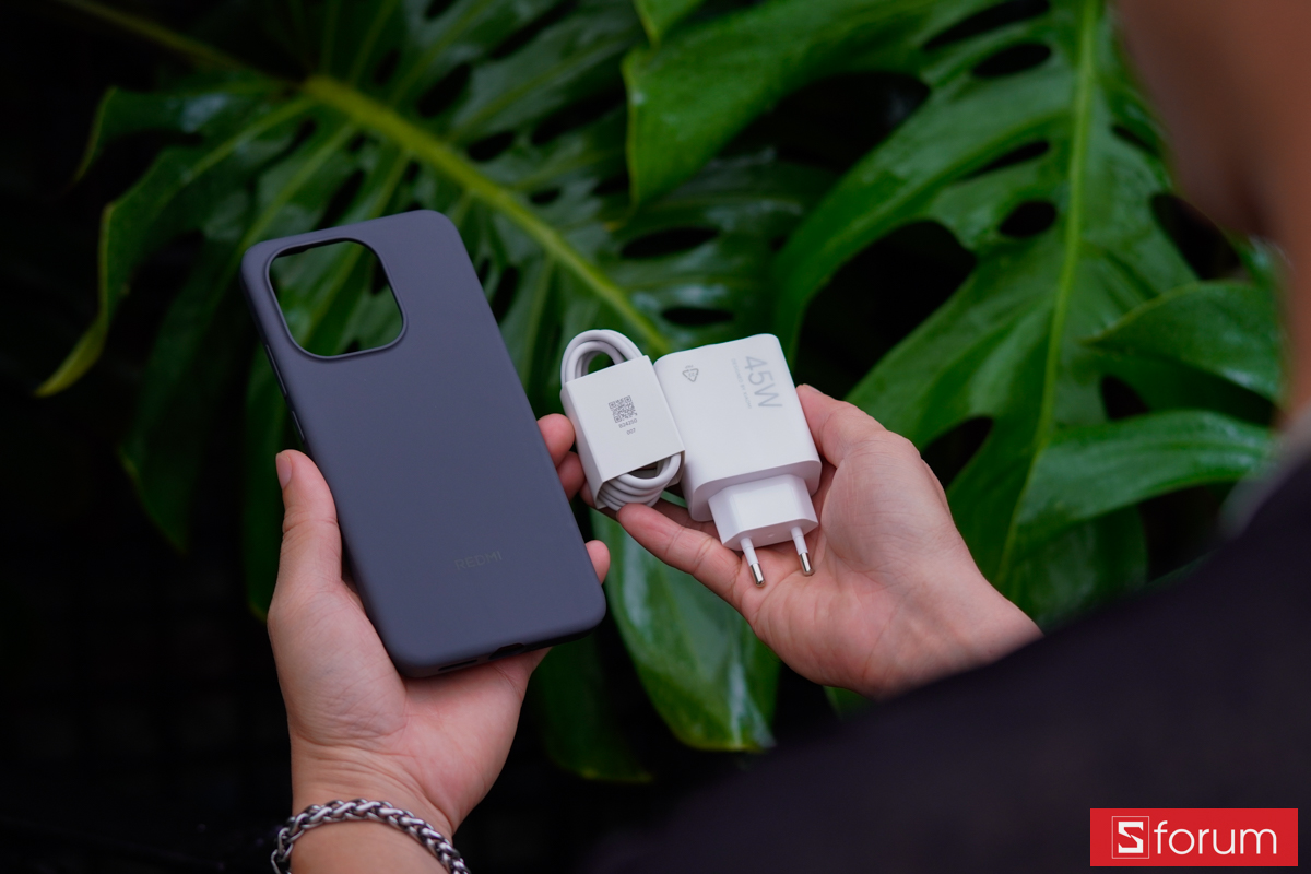 Bộ phụ kiện đi kèm Xiaomi Redmi Note 17 5G gồm ốp lưng, cáp và củ sạc