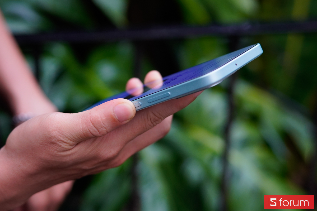 Khung viền phẳng của Xiaomi Redmi Note 17 5G nhìn từ cạnh bên