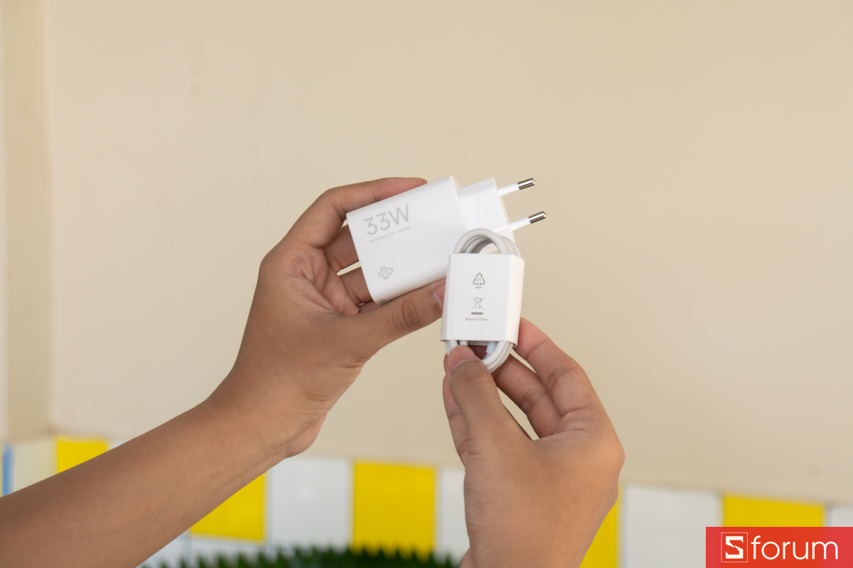 Củ sạc nhanh 33W và cáp sạc được tặng kèm trong hộp Xiaomi POCO Pad M1