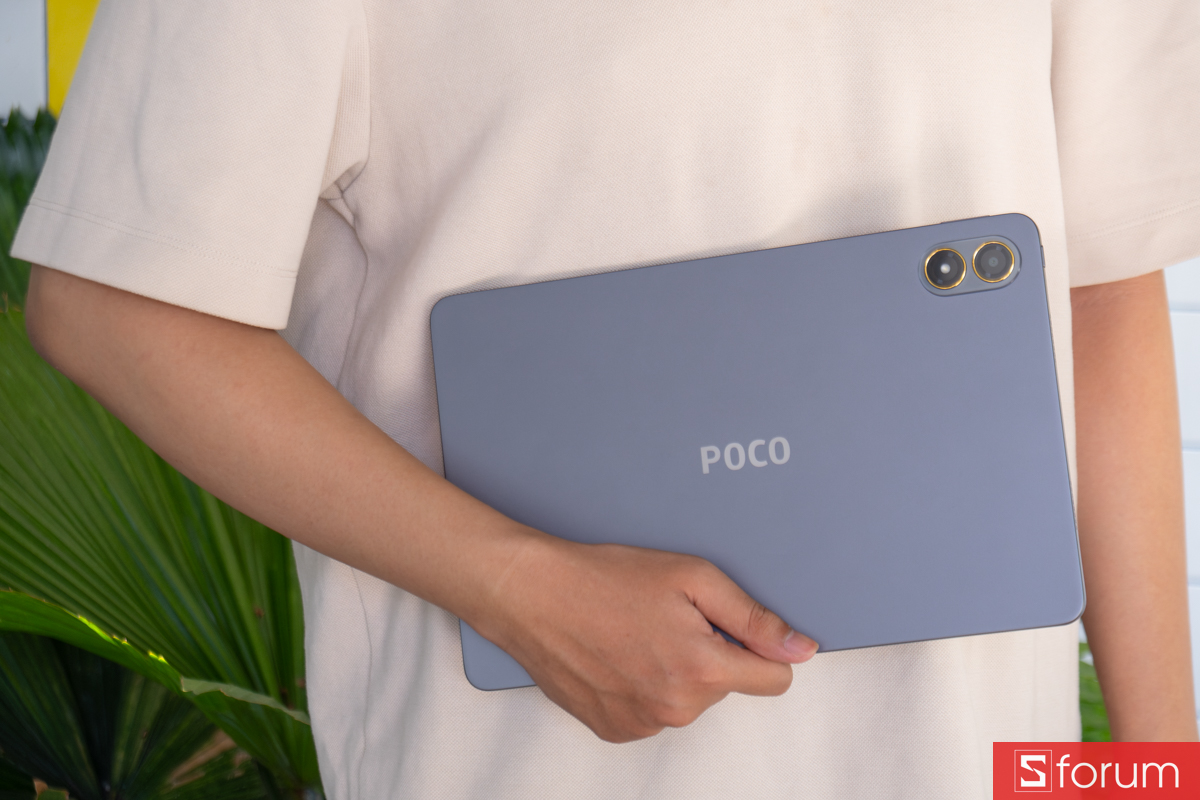 Người dùng cầm trên tay Xiaomi POCO Pad M1 khoe mặt lưng nhám thanh lịch