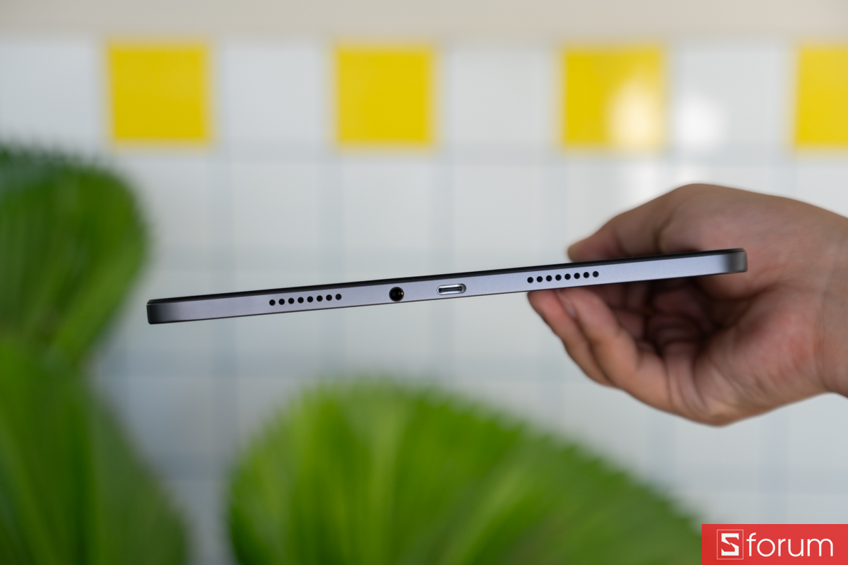 Cạnh dưới của Xiaomi POCO Pad M1 chứa cổng sạc Type-C và dải loa