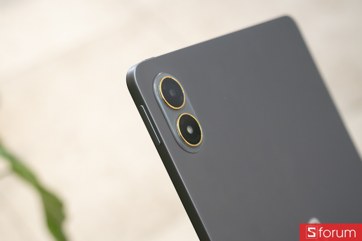 Cận cảnh cụm camera sau 8MP với viền vàng nổi bật của POCO Pad M1