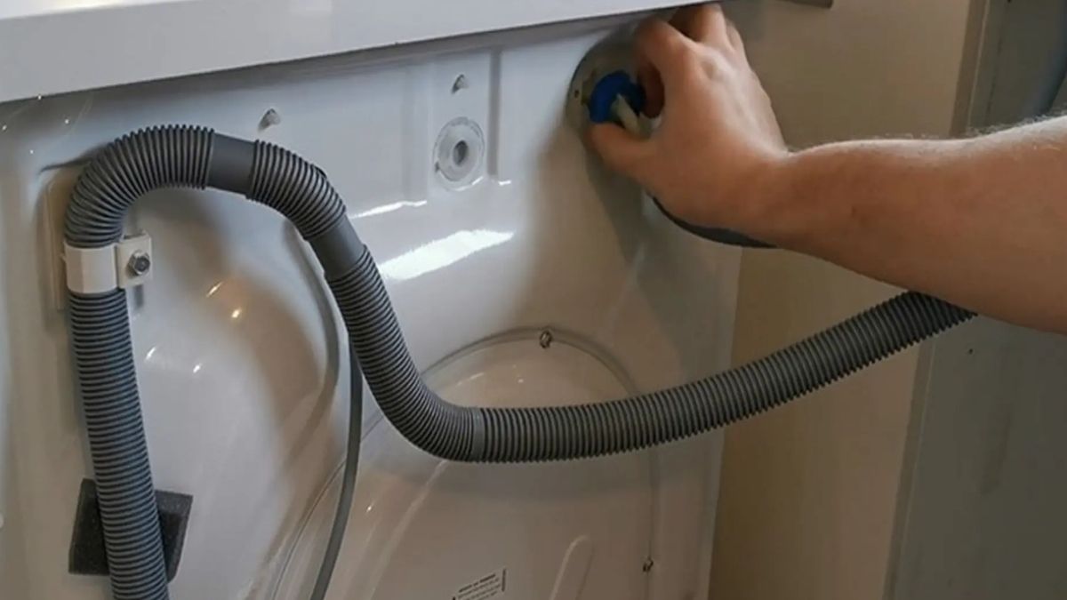 Lỗi E10 máy giặt Electrolux do ống nước bị gập