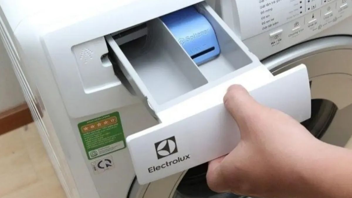 Lỗi E10 máy giặt Electrolux do khay chứa nước giặt bị nghẽn