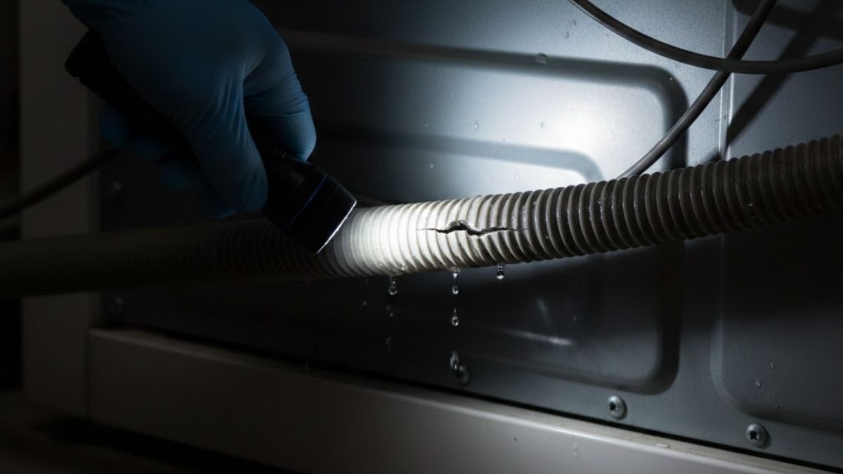 lỗi e13 máy giặt electrolux do ống thoát nước bị nứt