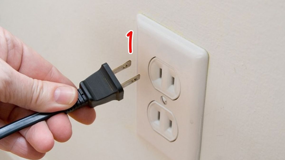 Rút phích cắm khi báo Lỗi E2 máy giặt Aqua