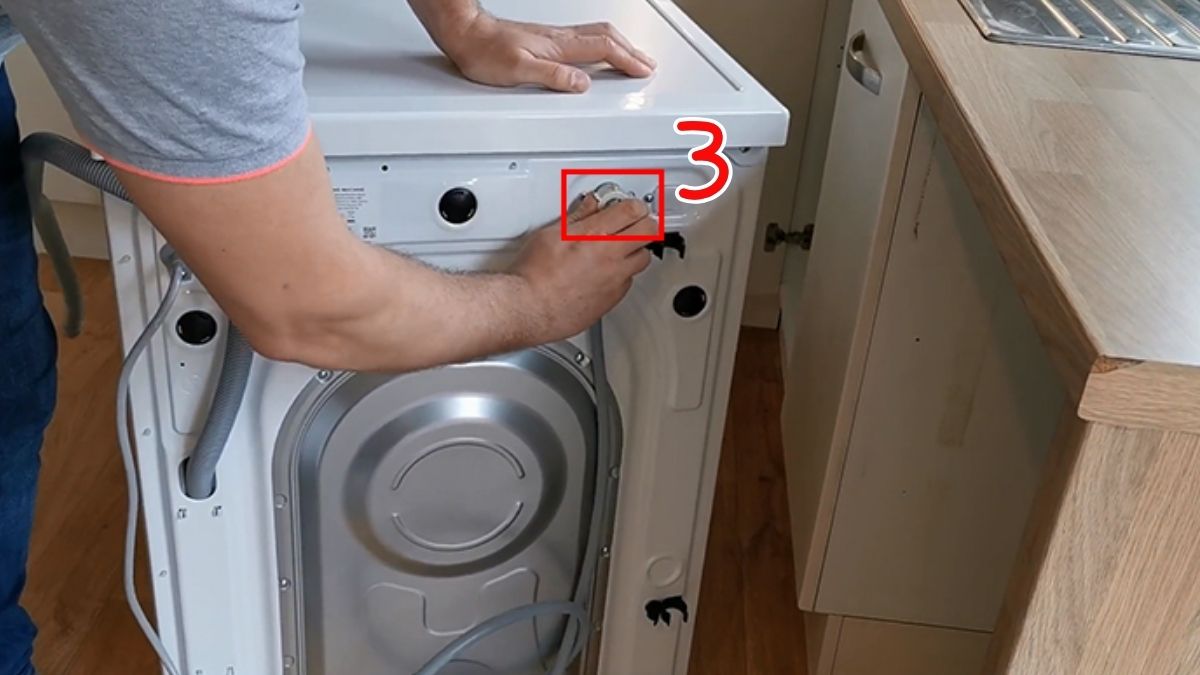 Lỗi E2 máy giặt Aqua cần duỗi thẳng ống ra