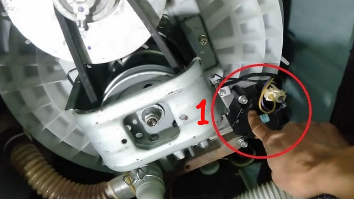 Lỗi E2 máy giặt Aqua cần tháo van xả kiểm tra