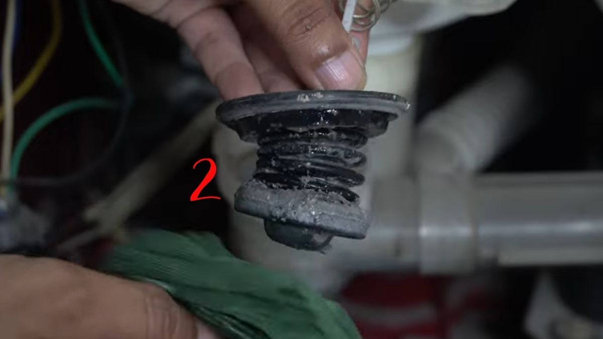 Vệ sinh van xả để tránh Lỗi E2 máy giặt Aqua