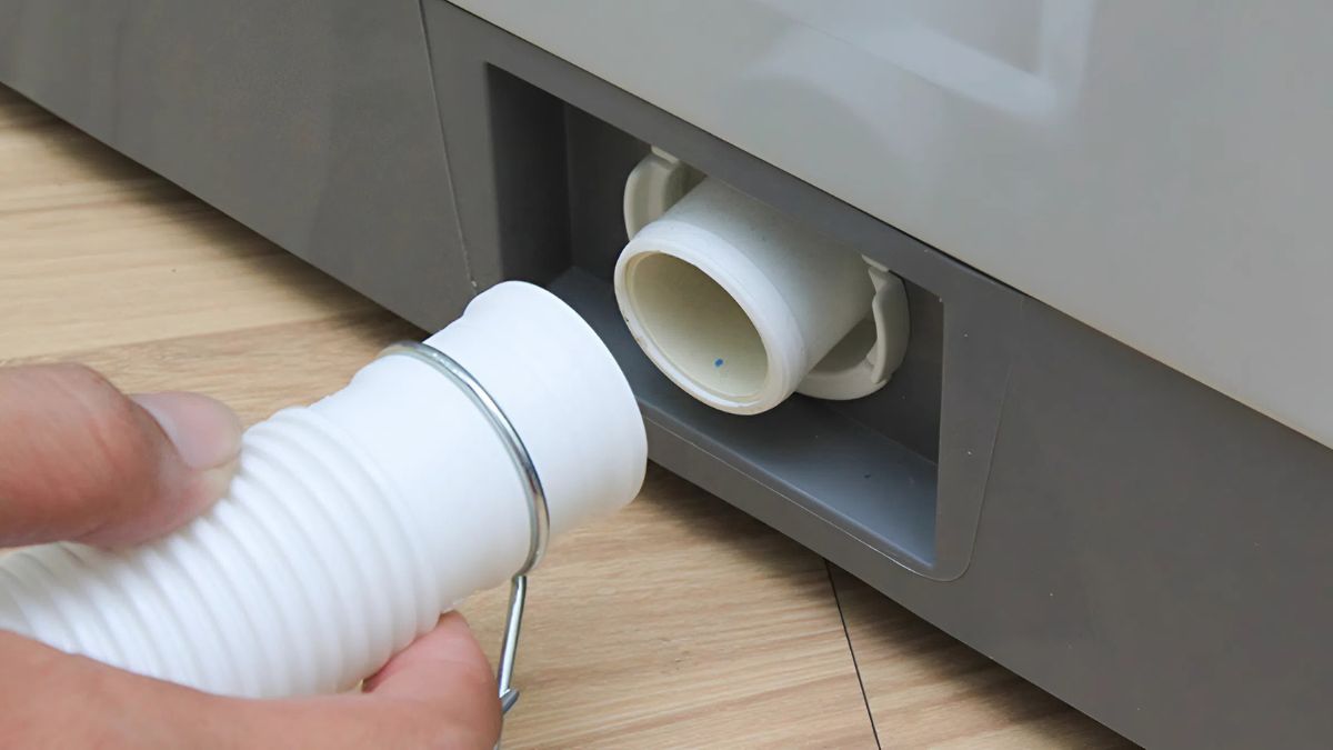 Mã lỗi máy giặt Electrolux E90 do đường ống nước bị tắc