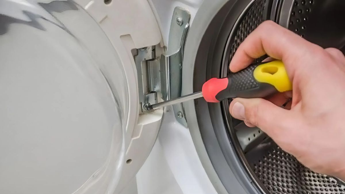 Mã lỗi máy giặt Electrolux E90 do cửa máy giặt bị hỏng