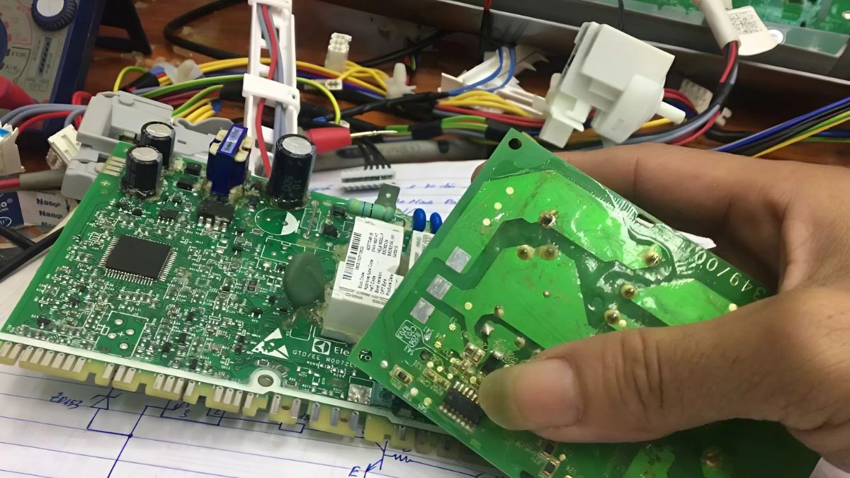 mã lỗi e90 máy giặt Electrolux do bo mạch điều khiển lỗi