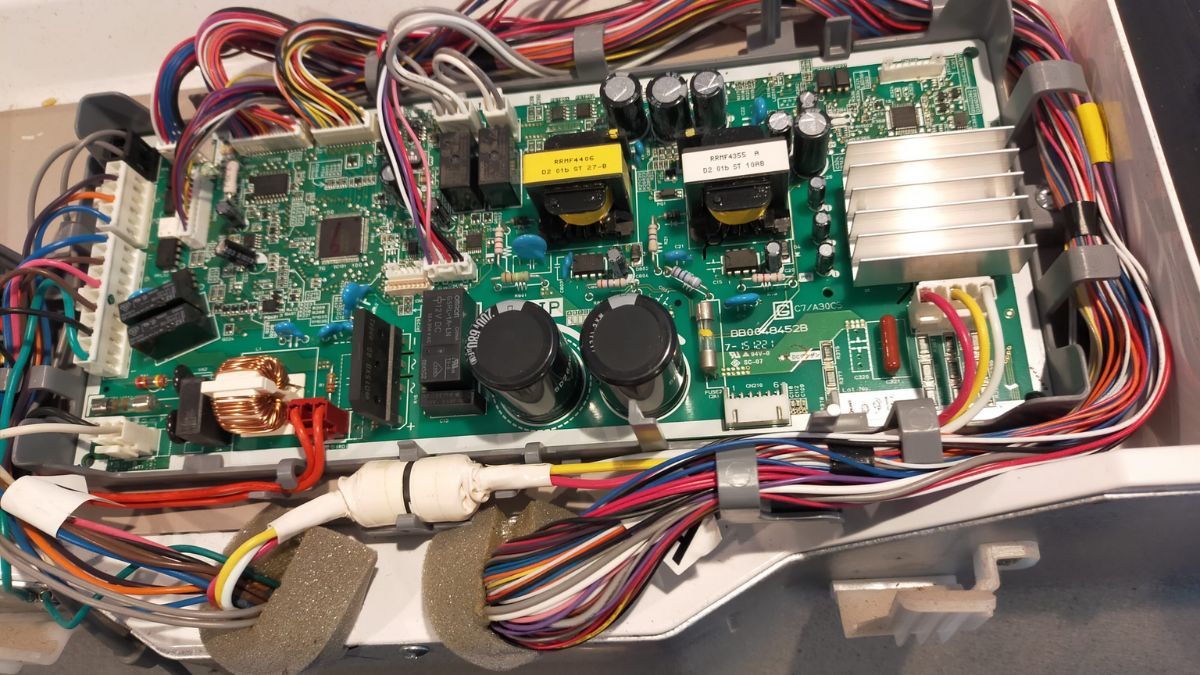 tủ lạnh Toshiba kêu to do lỗi bo mạch