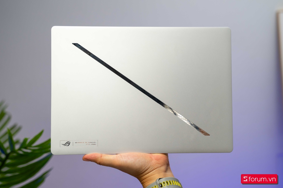 Thiết kế Slash Lightning trên ASUS ROG Zephyrus G14 2025