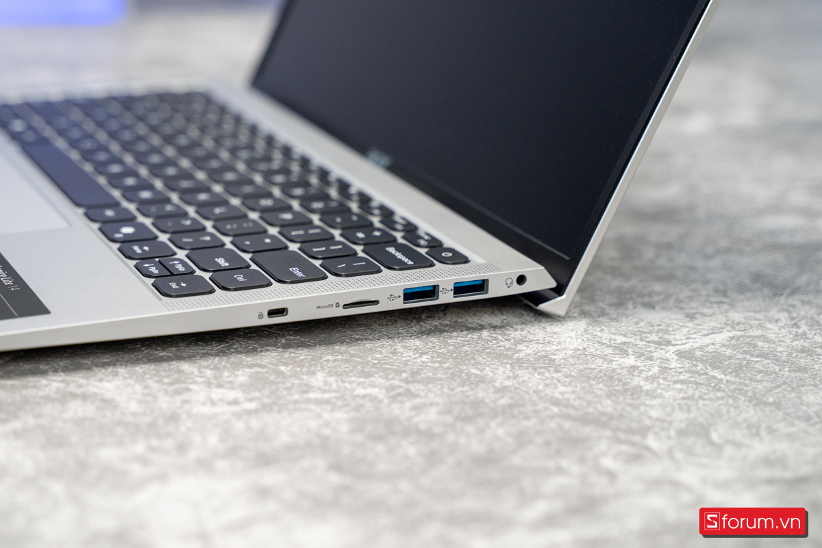 Cổng kết nối cạnh phải trên Acer Aspire Lite 14