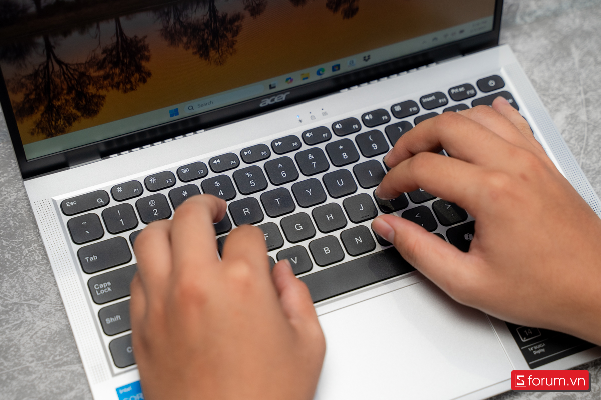 Tiêu chí lựa chọn laptop cho sinh viên sư phạm - bàn phím và touchpad
