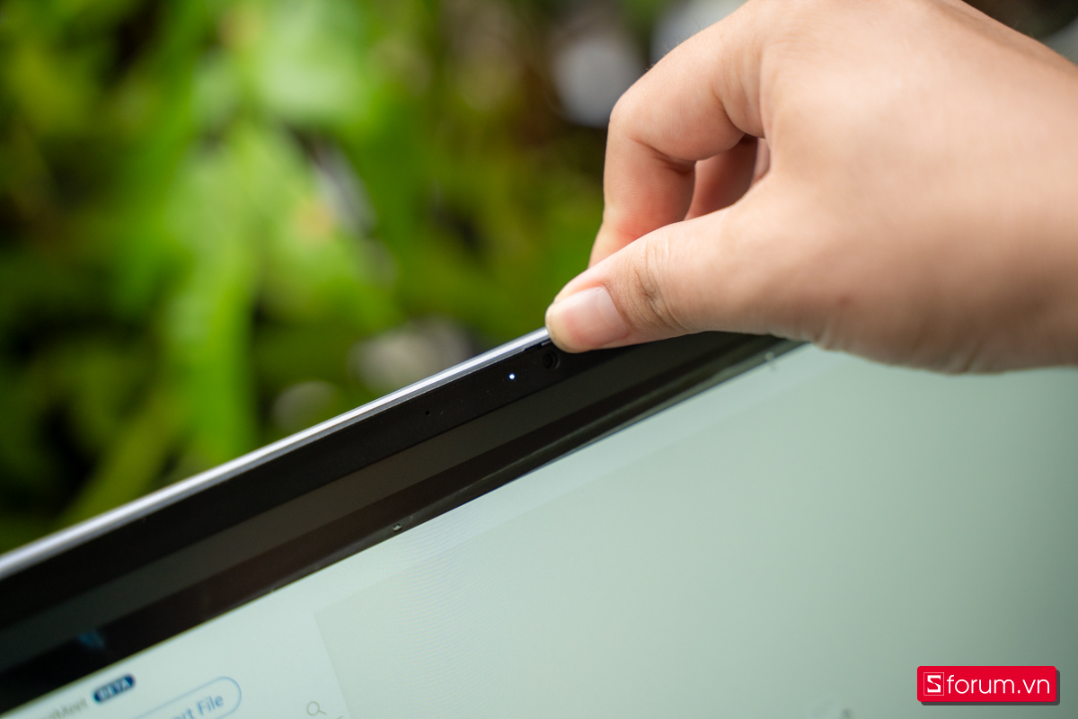 Lẫy gạt che camera trên ASUS ExpertBook P1 Lẫy gạt che camera trên ASUS ExpertBook P1