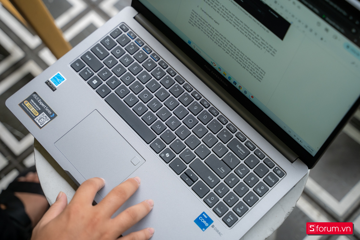 Mặt C của ASUS ExpertBook P1 Mặt C của ASUS ExpertBook P1