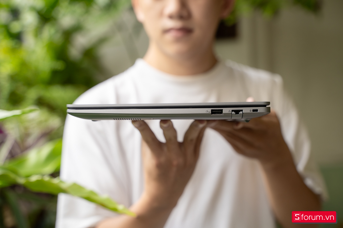 Cạnh phải của ASUS ExpertBook P3